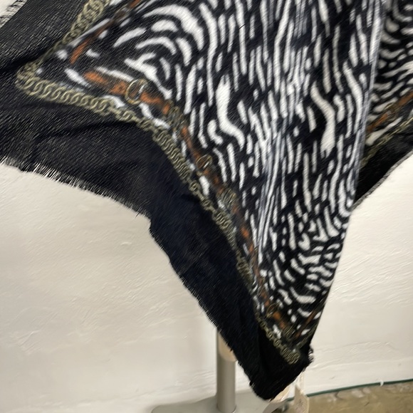 Animal Printed Acrylic Scarf - Picture 4 of 8